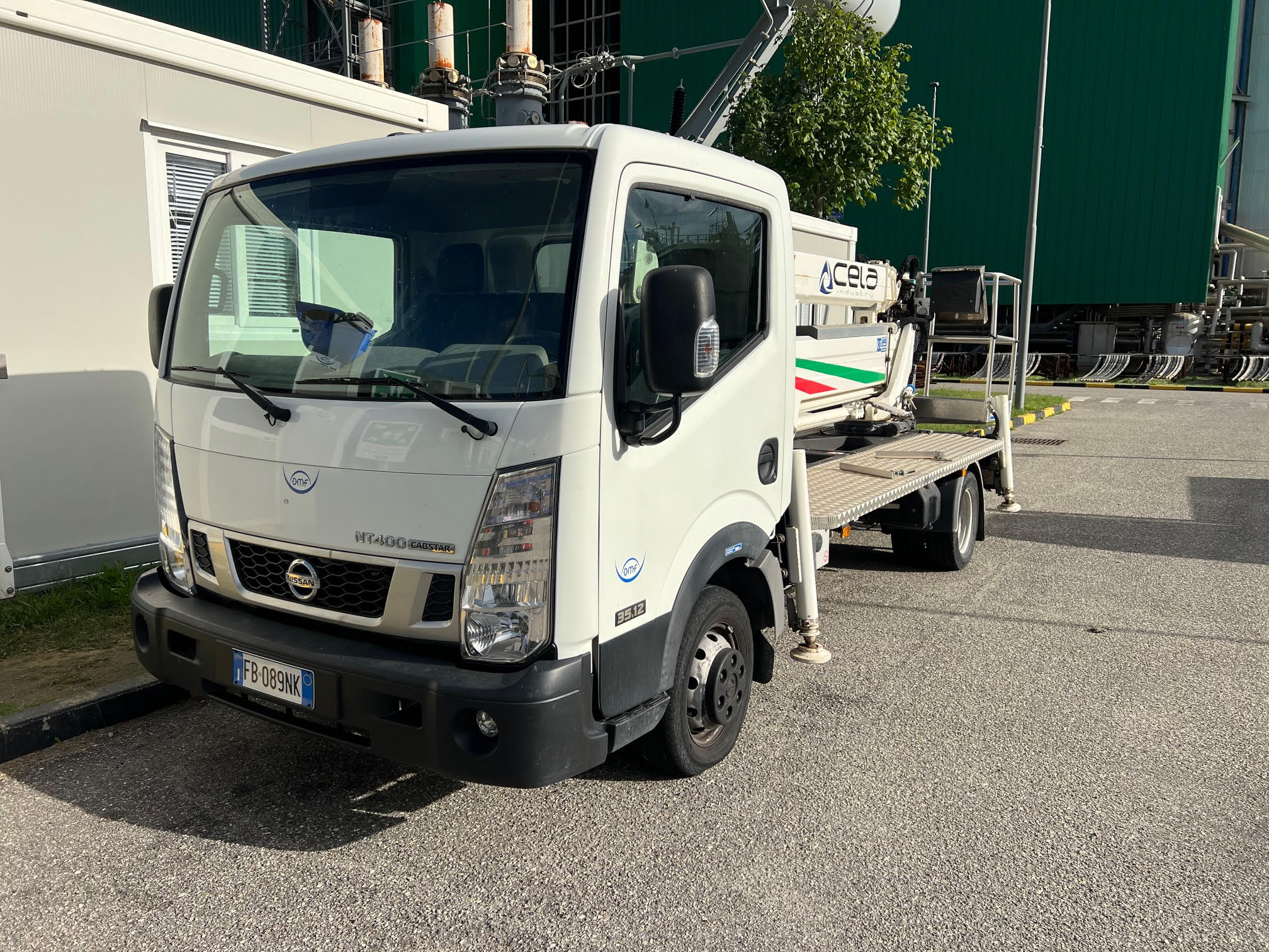 Piattaforma aerea DMF su Nissan NT400 Cabstar, fotografata in area industriale